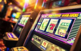 Kontrol permainan Caishen Wins dengan tombol taruhan dan putar di cinacipit